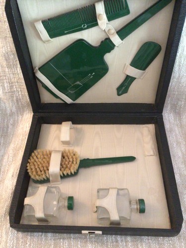 Vintage green bakelite vanity - green,